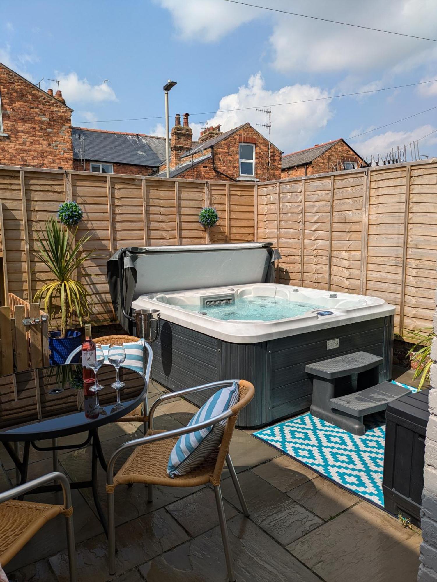 Villa Seaside Escapes - With Relaxing Hot Tub! Scarborough Exterior foto